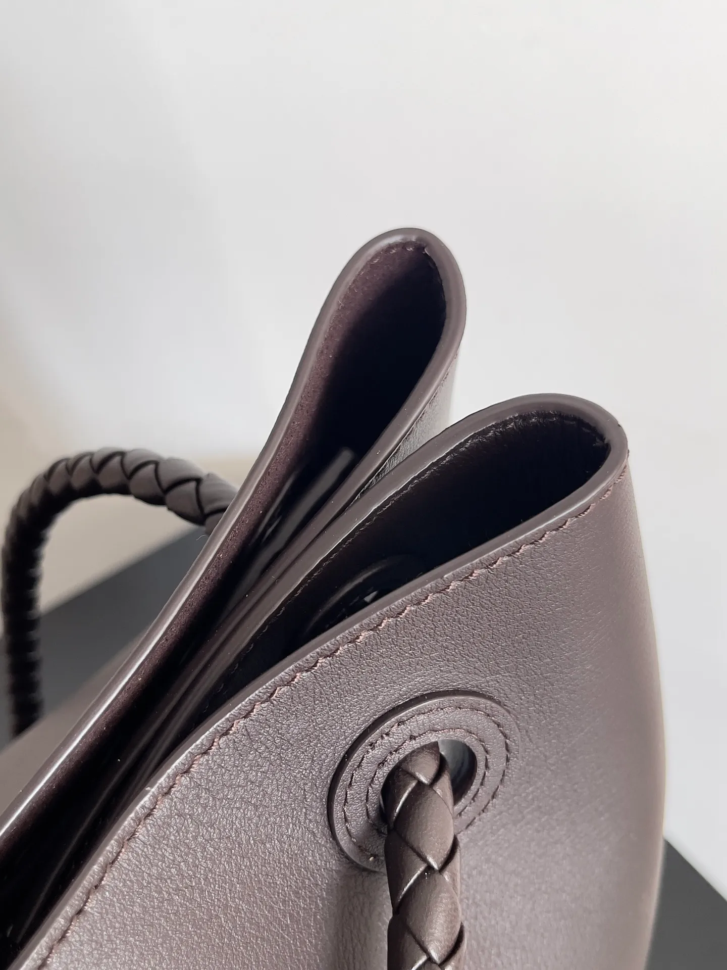 Batch 2960 BV The all-leather Andiamo is new, a very casual splayed buckle bag, which also means that its weight is very light, which greatly reduces our burden when going out for shopping. It can be carried cross-body, hand-held, or carried under the armpit. Taking into account the different backpacking habits of people, the simple design brings us more inspiration. Matched with various keychains and dolls, it will become the finishing touch in the outfit. Medieval style and modern style can also be perfectly blended🫧🫧 Style number: 806010 Size: 42*35*18cm